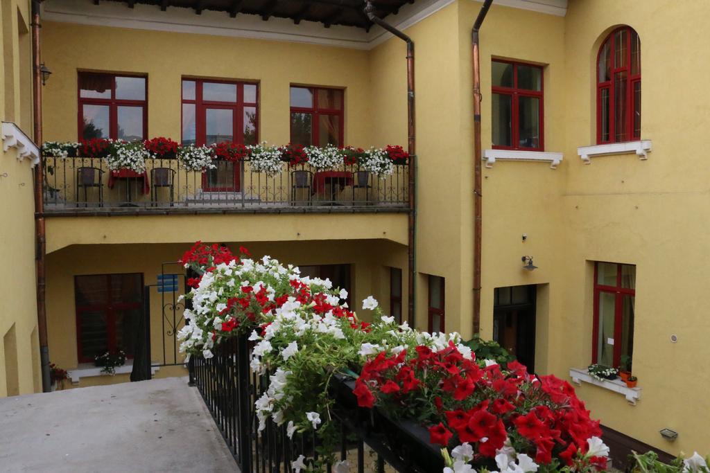 Vila Romeo And Juliet Hotel Ploieşti Exterior foto